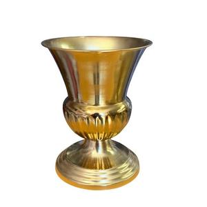 Urne en fer doré vintage à cannelures, pot de fleurs décoratif, résistant à la rouille, pour l'allée de mariage et la décoration de centre de table - Product Image 1