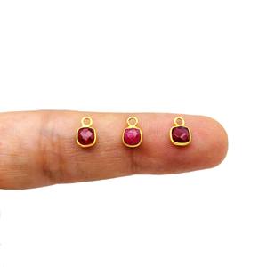 Charme coussin rubis plaqué or 18 carats minuscule pendentif en pierres précieuses à facettes pour breloques de boucles d'oreilles faites à la main et fabrication de bijoux - Product Image 2