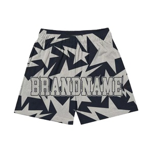 Pantalones cortos con estampado de allover para hombre, shorts de malla con logotipo personalizado por encima de la rodilla, novedad de verano de 2022 - Product Image 2