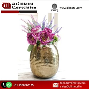 Vase à fleurs en métal martelé moderne avec luxe doré Nouveau design Vase à fleurs élégant pour la maison et entièrement personnalisable. - Product Image 3