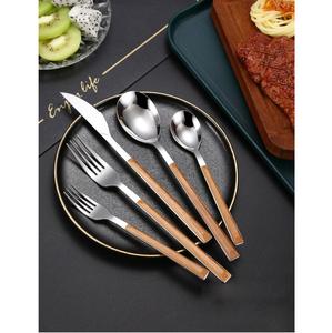 Juego de cubiertos de metal elegante con mango de madera marrón chapado en oro para el hogar y los hoteles Juegos de cubiertos de mesa - Product Image 2