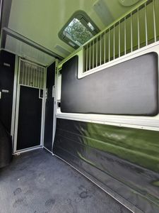Mercedes-Benz Sprinter Van 2500 4x2 Transmission Automatique Essence Euro 6 Nouvelle Couleur Verte Volant à Gauche - Product Image 5
