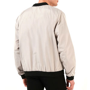 Chaqueta bomber ligera diseñada para la comodidad en climas transicionales con una estructura relajada y un manejo suave. - Product Image 6