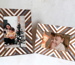 Marco de fotos de madera hecho a mano con chipset de resina artística, pulido a mano brillante, disponible en varios colores, diseño creativo único - Product Image 1