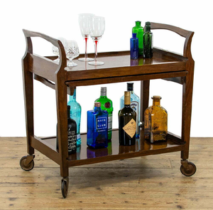 Chariot de service vintage en bois à deux niveaux avec un design classique, disponible à prix de gros - Product Image 1