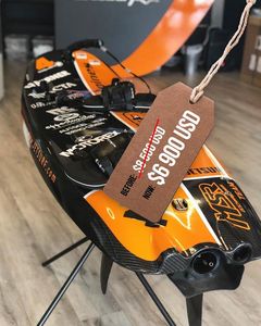 กระดานโต้คลื่นไฟฟ้าแบบคาร์บอนไฟเบอร์สำหรับกีฬาเจ็ทเซิร์ฟบอร์ด GEN 2ที่ได้รับอนุญาตจากตัวแทนจำหน่าย - Product Image 1