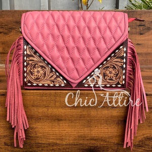 Nouveaux Designers de mode Sac à bandoulière de luxe à franges en cuir repoussé à la main pour femmes Sacs à main avec enveloppe à bandoulière matelassée personnalisés - Product Image 1