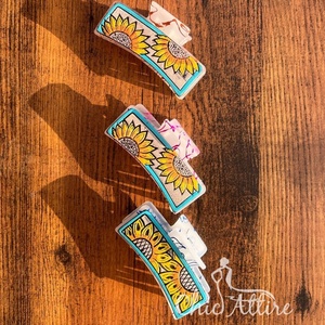 Pinzas para el pelo de cuero grabadas hechas a mano con estilo occidental para mujer - Product Image 1