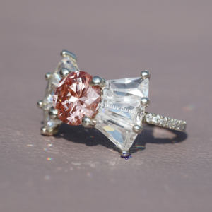 แหวนเพชรตัดแบบบาแกตต์สีขาวทอง14kt ที่มีคุณภาพดีที่สุดปูทางหรูหราการตั้งค่า VVS ปาร์ตี้การออกแบบที่ดีงามทำในแล็บเครื่องประดับชั้นดี - Product Image 3