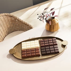 Artisanat décoratif de plateau de service de chocolat en métal avec des finitions argentées conçues pour impressionner, conçues pour durer - Product Image 2