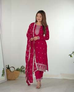 Vente en gros d'usine de vêtements traditionnels pakistanais brodés Salwar Kameez costume ensemble disponible au meilleur prix d'Inde - Product Image 4