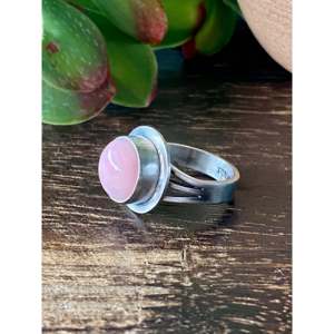 แหวนเงินแท้ประดับเปลือกหอยสีชมพูทำมือแบบนาวาโฮ - Product Image 4