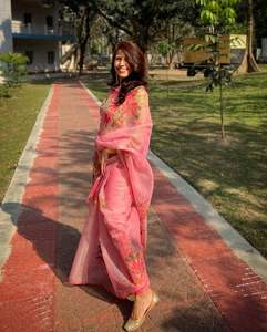 Haute demande Vêtements ethniques Designer Kota Doriya Saree en soie avec chemisier pour filles Partywear Saree disponible à la vente - Product Image 4