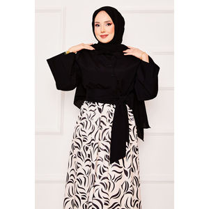 Conjunto de 2 Piezas en Crepé Negro con Cinturón Incorporado, Mangas Anchas, Top con Cuello Asimétrico y Falda - Talla XS - Product Image 4