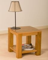 Table d'appoint en bois sculpté avec des motifs floraux et finition naturelle pour les thèmes d'intérieur d'inspiration traditionnelle ou orientale