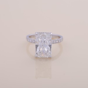 Bague de fiançailles et de mariage en diamant de laboratoire taille radiant certifié IGI, avec halo et bande pavée en or blanc/rose et jaune 9 carats - Product Image 1