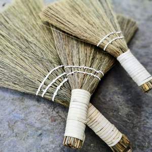 2024 usine petit balai d'herbe de nettoyage avec manche court/balai de jardin fabriqué au Vietnam. balai bâton en bois artisanat - Product Image 3