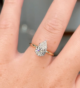 แหวนหมั้นทองคำแท้ 14K สไตล์โรแมนติก ประดับเพชรทรงลูกแพร์เพาะเลี้ยงในห้องปฏิบัติการ พร้อมวงแหวนซ่อนรอบเพชร เหมาะสำหรับงานแต่งงาน งานครบรอบ และงานเลี้ยง - Product Image 4