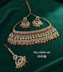 Ensemble de bijoux ethniques indiens plaqués or de luxe avec collier ras du cou, boucles d'oreilles et Maang Tikka pour cadeau de mariage et fête - Product Image 1