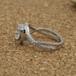 Anillo de diamante cultivado en laboratorio de oro exclusivo 1,50 quilates corte de corazón VVS2 E Color IGI certificado ético sostenible proveedor mayorista - Product Image 3