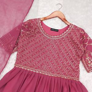 Elegante vestido largo bordado Georgette Anarkali elegante con trabajo de yugo pesado para bodas, recepción y eventos especiales - Product Image 3