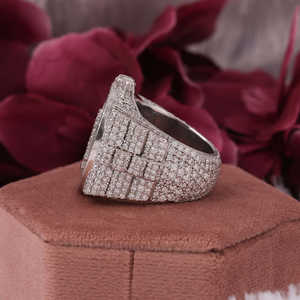 Anillo de Diamantes de Corte Redondo Estilo Hip Hop para Hombre en Plata de Ley, Anillo de Diamantes de Moissanita con Nuevo Diseño Moderno y Personalizado - Product Image 3