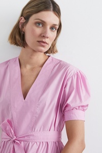 Robe polyvalente en coton à col en V, manches bouffantes, coupe trapèze, avec ourlet à volants, ceinture assortie, fermeture éclair latérale invisible et poches latérales - Product Image 3