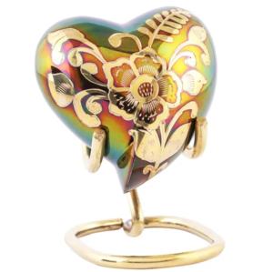 Belles urnes de crémation souvenir de coeur en laiton entièrement gravées Urnes en forme de coeur en métal de vente chaude avec support - Product Image 1