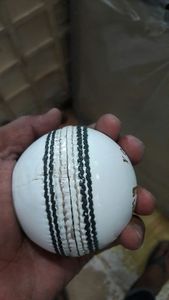 Pelota de cricket de color personalizada de la mejor calidad, diseño de cuero de primera calidad con logotipo duro para una experiencia deportiva de primera calidad - Product Image 4