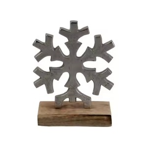 Statue de cerf d'hiver en métal pour table de fête et décoration saisonnière de la maison - Product Image 6