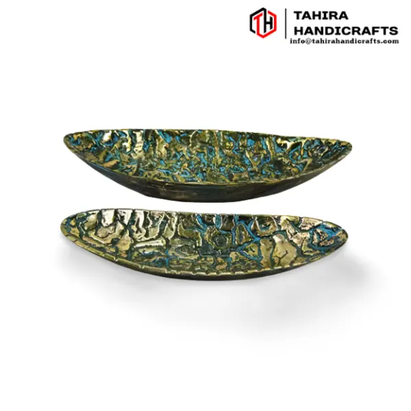 Handgefertigtes ovales grünes geprägtes Serviertablett Barware Serviertablett Metall-Lebensmittel-Diensttabletts von Tahira Handicrafts