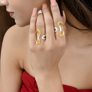 Bague d'empilage en laiton plaqué or pour femmes, faite à la main, conception martelée sur mesure pour les mariages, les fiançailles, les fêtes de bijoux élégantes - Product Image 4