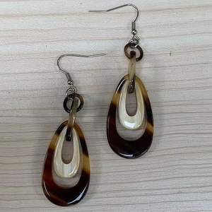 Pendientes de cuerno natural hechos a mano ligeros, elegantes y únicos, ideales para amantes de la moda ecológicos y regalos - Product Image 1