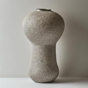 Jarrón de Metal de Aluminio y Hierro de Estilo Vintage, Grabado Floral Hecho a Mano, Acabado Chapado en Oro, Aspecto Antiguo para Interiores de Inspiración Histórica - Product Image 1