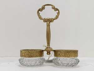 Porta condimentos vintage de latón y vidrio con un soporte ornamental con acabado antiguo de latón - Product Image 2