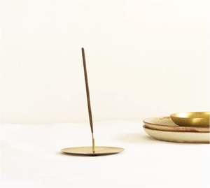 Soporte de incienso de madera alargado en forma de barco con superficie texturizada El palo de incienso se inserta cerca de un extremo y se encuentra horizontalmente - Product Image 5