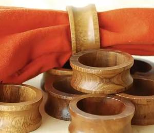 Juego de cuatro servilleteros de madera maciza, perfecto para comedor rústico, decoración natural y accesorios de mesa ecológicos - Product Image 1