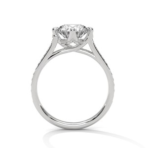 Anillo Solitario de Moissanita Redonda con Corte Brillante de 2.0ct, Modelo Pacho, con Banda Engastada en Pavé, Plata de Ley 925 - Product Image 5