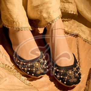 Chaussures Khussa pour femmes les plus vendues, faible MOQ, dessus en daim et velours antidérapant, semelle antidérapante, design tendance de haute qualité, en stock - Product Image 2