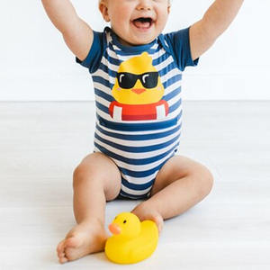 Batas de Hospital para Prematuros de 24 Meses, Diseño de Patito con Rayas Azul Marino, Manga Corta, Cierre en el Vientre, Apto para Sonda G, Ostomía y Catéter - Product Image 3