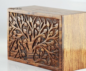 Urne funéraire en bois sculpté Vintage Life Inc. avec motif Arbre de Vie, finition bois naturel, pour adulte - Product Image 2
