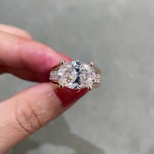 Bague de fiançailles ovale 8,50 carats en diamants de laboratoire, style tension est-ouest, couleur E-F, clarté VVS-VS - Product Image 1