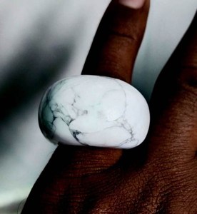Anillo de piedras preciosas de howlita natural, anillo de declaración tallado a mano, anillo de diseño único, joyería de piedras preciosas - Product Image 3