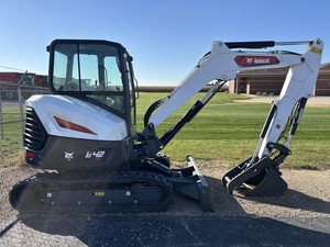 Mini-excavatrice E42 authentique légèrement utilisée, modèle 2022, avec hydraulique Kawasaki/KYB, boîte de vitesses, moteur PLC, pompe à engrenages - Poids opérationnel de 7 tonnes - Product Image 5