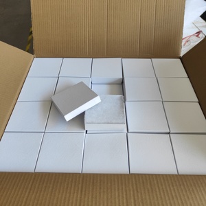 Z33wo 3-1/<span class=keywords><strong>2</strong></span> X3-1/2x15/16 50pcs Trắng Swirl bông đầy hộp giấy các tông Vòng đeo tay & Hộp nhẫn cho trang sức hiển thị bao bì - Product Image 1