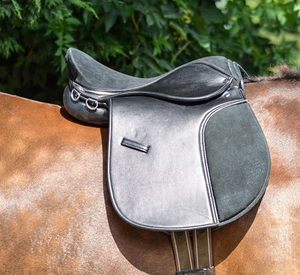 Almohadilla de sillín de caballo ecuestre personalizada de primera calidad, antideslizante, transpirable, características de doma/salto, forro de tela duradero, absorción de golpes - Product Image 1