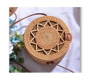 Bolsas de mimbre hechas a mano vietnamitas, venta al por mayor, vacaciones de verano 2024, bolsa de paja redonda para mujer para exportación - Product Image 1