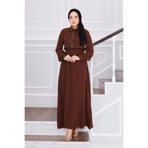 Robe modeste marron avec détail de pierre plissée à la taille - Product Image 5