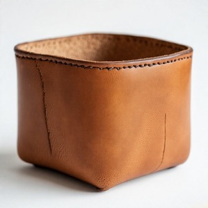 Mini maceta minimalista de cuero con tacto artesanal diseñada para mejorar la belleza de cualquier mesa o estante de jardín - Product Image 6