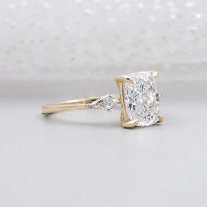 Anillo de Diamantes con Corte Cojín de 3 Piedras y Piedras Laterales en Forma de Cometa, Certificado por IGI, en Oro Amarillo - Product Image 3